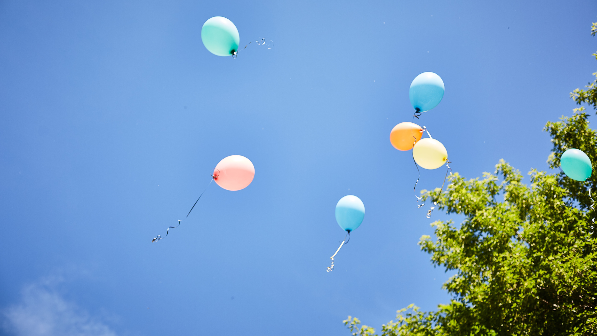 Lighter-than-air (helium) balloons 