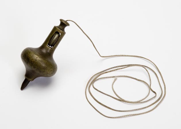 Retracting plumb bob