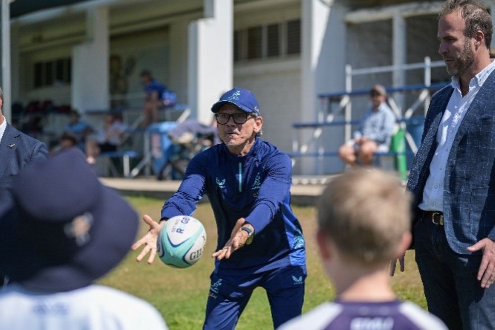 Wallabies coach Les Kiss leads a training exercise with Townsville juniors ahead of this year&rsquo;s Test match against Japan