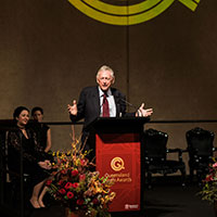 2017 Queensland Great Clive Berghofer AM accepts his award