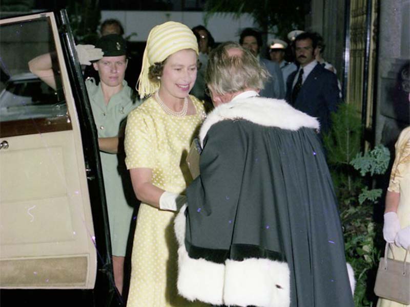 Queen Elizabeth II welcomed by Lord Mayor Frank Sleeman - George Street - 1977.